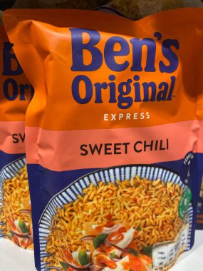 Rheinbach, Almanya. 12 Ekim 2021. Bir süpermarketin rafında 