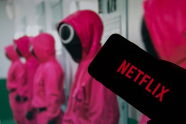 Rheinbach, Almanya 12 Ekim 2021, Netflix logosu televizyonun önünde yeni dizisi 