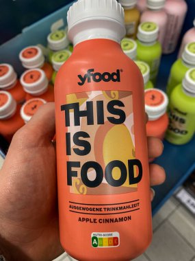 Rheinbach, Almanya 19 Ekim 2021, süpermarketteki bir müşterinin elinde bir şişe 