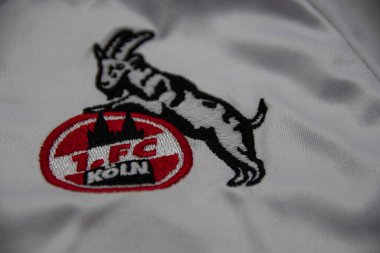 Rheinbach, Almanya 19 Ekim 2021, 1 numaralı armanın yakın çekim görüntüsü. Futbol tişörtü üzerinde FC Koeln