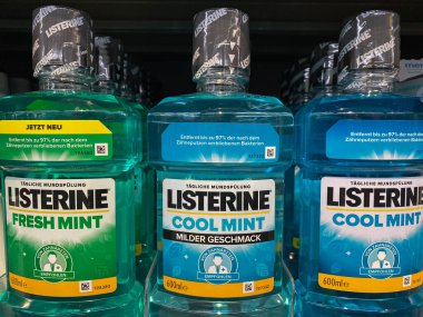 Rheinbach, Almanya 19 Ekim 2021, Bir süpermarketin rafında birkaç şişe 