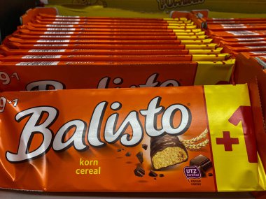 Rheinbach, Almanya 19 Ekim 2021, bir Alman süpermarketinin rafında birkaç paket 