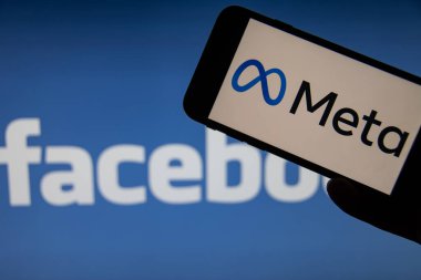 Rheinbach, Almanya, 29 Ekim 2021, Facebook logosu önünde akıllı telefon sergilenen marka logosu 