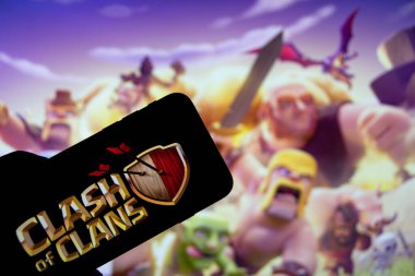 Rheinbach, Almanya 4 Kasım 2021, Bir akıllı telefon gösteriminde popüler akıllı telefon çevrimiçi oyunu Clash of Clans 'in marka logosu (marka logosuna odaklan))