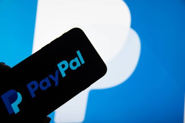 Rheinbach, Almanya 11 Kasım 2021, Bir akıllı telefon sergilenen çevrimiçi ödeme servisi PayPal 'in marka logosu (marka logosuna odaklan)