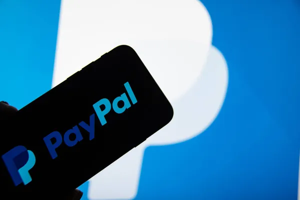 Rheinbach November 2021 Das Markenlogo Des Online Bezahldienstes Paypal Auf — Stockfoto