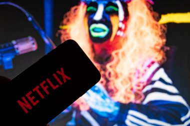 Rheinbach, Almanya 27 Kasım 2021, Netflix logosu bir televizyon karşısında sergilenen akıllı telefon serisi 