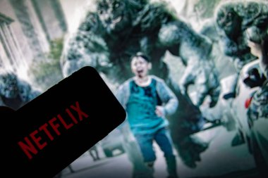 Rheinbach, Almanya 27 Kasım 2021, Netflix logosu bir televizyon karşısında sergilenen akıllı telefon serisi 