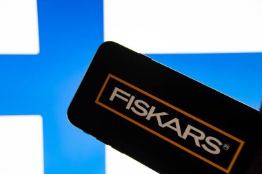 Rheinbach, Almanya, 4 Aralık 2021, Fin şirketi Fiskars 'ın markası akıllı telefon sergilenmektedir (marka logosuna odaklan)