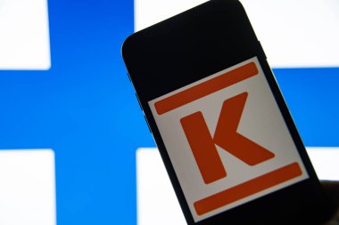 Rheinbach, Almanya, 4 Aralık 2021, Fin ticaret şirketi Kesko 'nun marka logosu akıllı telefon ekranında (marka logosuna odaklan))