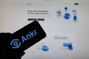 Rheinbach, Almanya 10 Aralık 2021, İnternet sitesinin önündeki akıllı telefon ekranında şifreli para birimi 