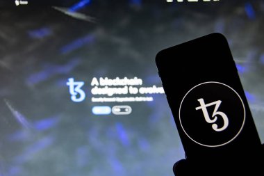 Rheinbach, Almanya 10 Aralık 2021, İnternet sitesinin önündeki akıllı telefon ekranında şifreli para birimi 