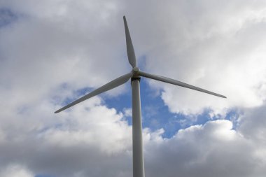 Bulutlu gökyüzüne karşı bir fırıldak