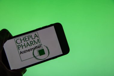Rheinbach, Almanya 2 Şubat 2022, Alman Cheplapharm Arzneimitel şirketinin marka logosu bir akıllı telefon ekranında (marka logosuna odaklan))