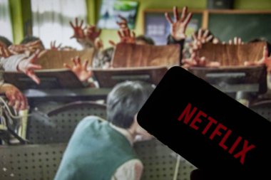 Rheinbach, Almanya 2 Şubat 2022, Netflix logosu televizyonun önünde üzerinde 
