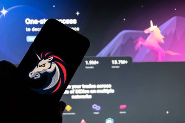 Rheinbach, Almanya 15 Şubat 2022, Şifreleme para birimi logosu web sitesinin önündeki akıllı telefon ekranında (logoya odaklan)
