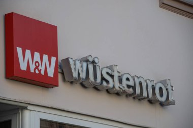 Linz am Rhein, Almanya 10 Mart 2022, Linz am Rhein şubesinin önündeki 