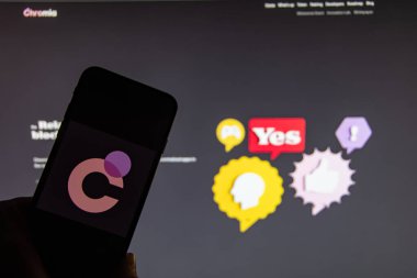 Rheinbach, Almanya 1 Nisan 2022, Sitenin önündeki akıllı telefon ekranında şifreli para birimi 