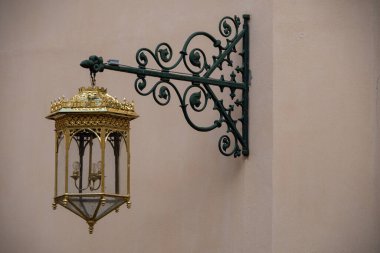 Tek bir altın işlemeli sokak lambası