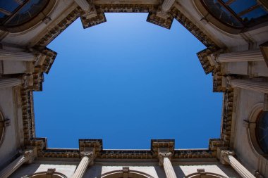 Heraklion Belediye Binası 'nın avlusunun yukarıdan görünüşü