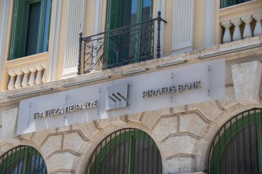 Heraklion, Yunanistan 15 Mayıs 2022, Heraklion 'daki bir şubenin önündeki 