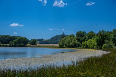 Arkasında Olbrueck Kalesi olan Rodder Maar.