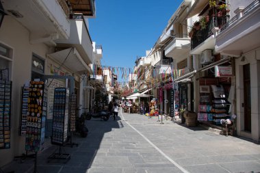 Rethymno, Yunanistan 16 Mayıs 2022, Yunanistan 'ın Rethymno kentinde güzel bir cadde