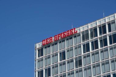 Hamburg, Almanya 22 Haziran 2022, Alman haber dergisi Der Spiegel 'in logosu Hamburg' daki merkezin önünde.
