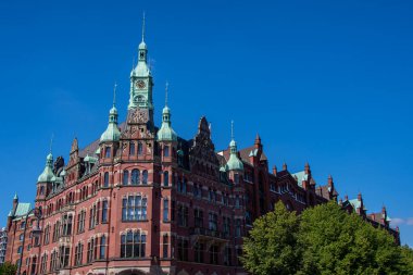 Hamburg 'daki depo bölgesinde güzel bir bina.