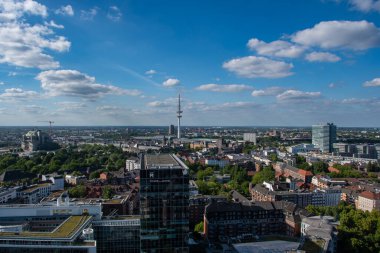 Hamburg, Almanya 22 Haziran 2022, Hamburg 'da, Hamburg televizyon kulesiyle Hanseatic şehrinin panoramik manzarası
