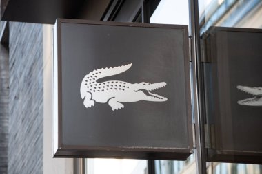 Hamburg, Almanya 22 Haziran 2022, Hamburg 'da bir şubenin önündeki Lacoste marka logo.
