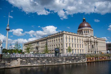 Berlin, Almanya 28 Haziran 2022, Asya Sanat Müzesi ve Berlin TV Kulesi manzarası