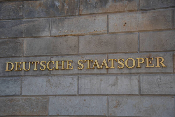 Берлин, Германия 28 июня 2022 года, Немецкое слово "Немецкая государственная опера" на фасаде