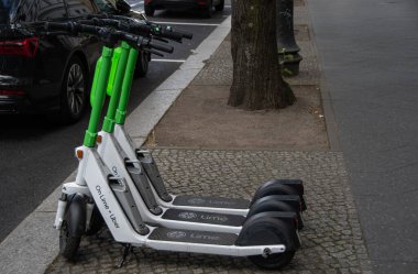 Berlin, Almanya 28 Haziran 2022, Kaldırımda üç tane elektrikli scooter