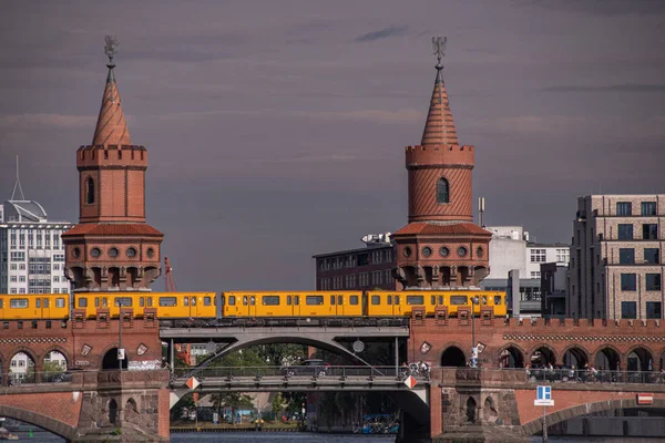 Die Berühmte Oberbaumbrücke Mit Der Gelben Bahn — Stockfoto