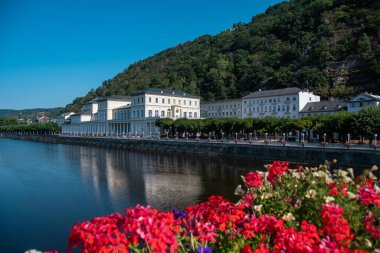Bad Ems, Almanya 24 Temmuz 2022, Lahn ile Bad Ems 'deki spa evi manzarası