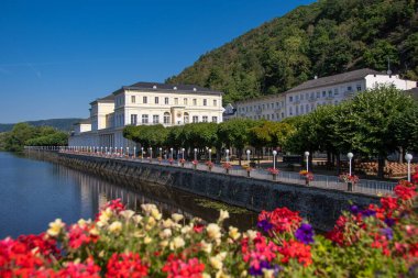 Bad Ems, Almanya 24 Temmuz 2022, Lahn ile Bad Ems 'deki spa evi manzarası