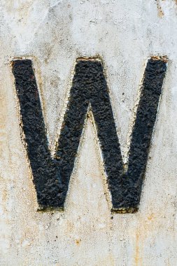 Beyaz arkaplanda siyah kabuklu W harfi var.