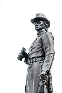 Gettysburg, PA - 10 Eylül 2020: Tuğgeneral Gouverneur Kemble Warren 'ın Little Round Top' ta Birlik kanadını tehdit eden Konfederasyon askerlerini gördüğü yerdeki heykelinin ayrıntıları.