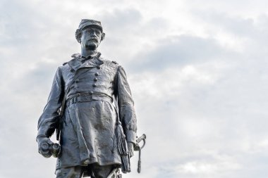 Gettysburg, PA - 9 Eylül 2020: Tümgeneral Abner Doubleday 'in bu heykeli John Massey Rback tarafından yapıldı. General Doubleday, İç Savaş 'ın ilk muharebesi olan Sumter Kalesi' ni savunmak için ilk atışı yaptı.
