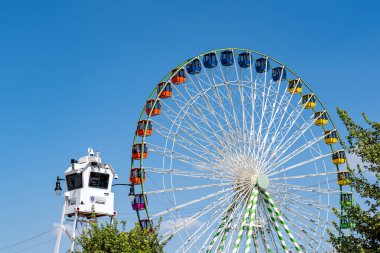 Oklahoma City, 18 Eylül 2021 Oklahoma Eyalet Fuarı 'ndaki dönme dolap ve polis izleme istasyonu.