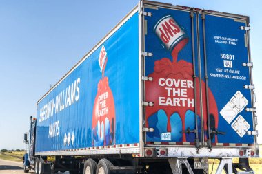 Wheeler County, TX - 19 Eylül 2021 Sherwin Williams kamyonu otoyolda 
