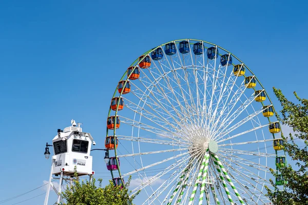 Oklahoma City, 18 Eylül 2021 Oklahoma Eyalet Fuarı 'ndaki dönme dolap ve polis izleme istasyonu.