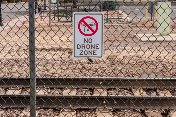 Hay Señal Zona Drones Una Cerca Eslabones Cadena Ferrocarril —  Fotos de Stock