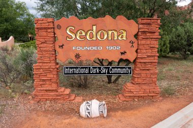 Sedona, AZ - 27 Eylül 2021: Uluslararası Karanlık Gökyüzü Topluluğu olarak statüsünü belirten Sedona için imza.