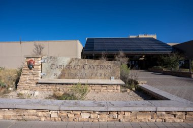 Carlsbad, New Mexico - 13 Ekim 2021 Carlsbad Mağaraları Ulusal Parkı 'ndaki Ziyaretçi Merkezi' nin önüne imza atın. 1924 'ten bu yana parka 44 milyondan fazla ziyaretçi geldi..