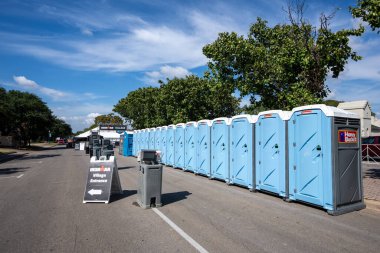 Waco, Teksas - 21 Ekim 2021: Ironman Waco 'nun açılış töreni için IRONMAN Village' da portatif tuvalet ve çamaşır istasyonları kuruldu..