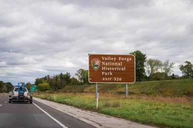 Wayne, PA - 27 Ekim 2021 Pennsylvania otoyolundaki imza Valley Forge Ulusal Tarih Parkının çıkışını gösteriyor..