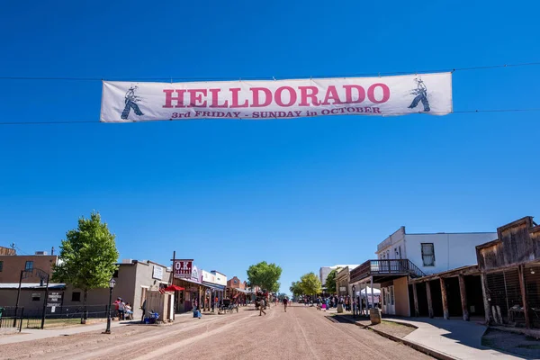 Tombstone, AZ - 9 Ekim 2021 Helldorado ilanı tarihi bölgede caddenin üzerinde asılı duruyor. Helldorado Günleri, her yıl Ekim ayında Tombstone 'da başlayan bir festivaldir.