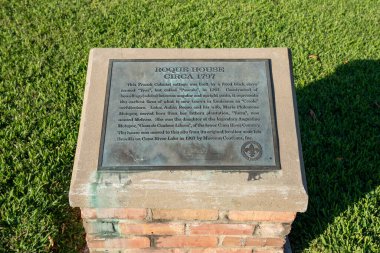Natchitoches, LA - 22 Ekim 2021 Cane Nehri kıyısındaki Roque House 'un tarihini anlatan imza, özgür kılınmış renkli Yves isimli bir adam tarafından inşa edilmiş bir Fransız Creole binası..